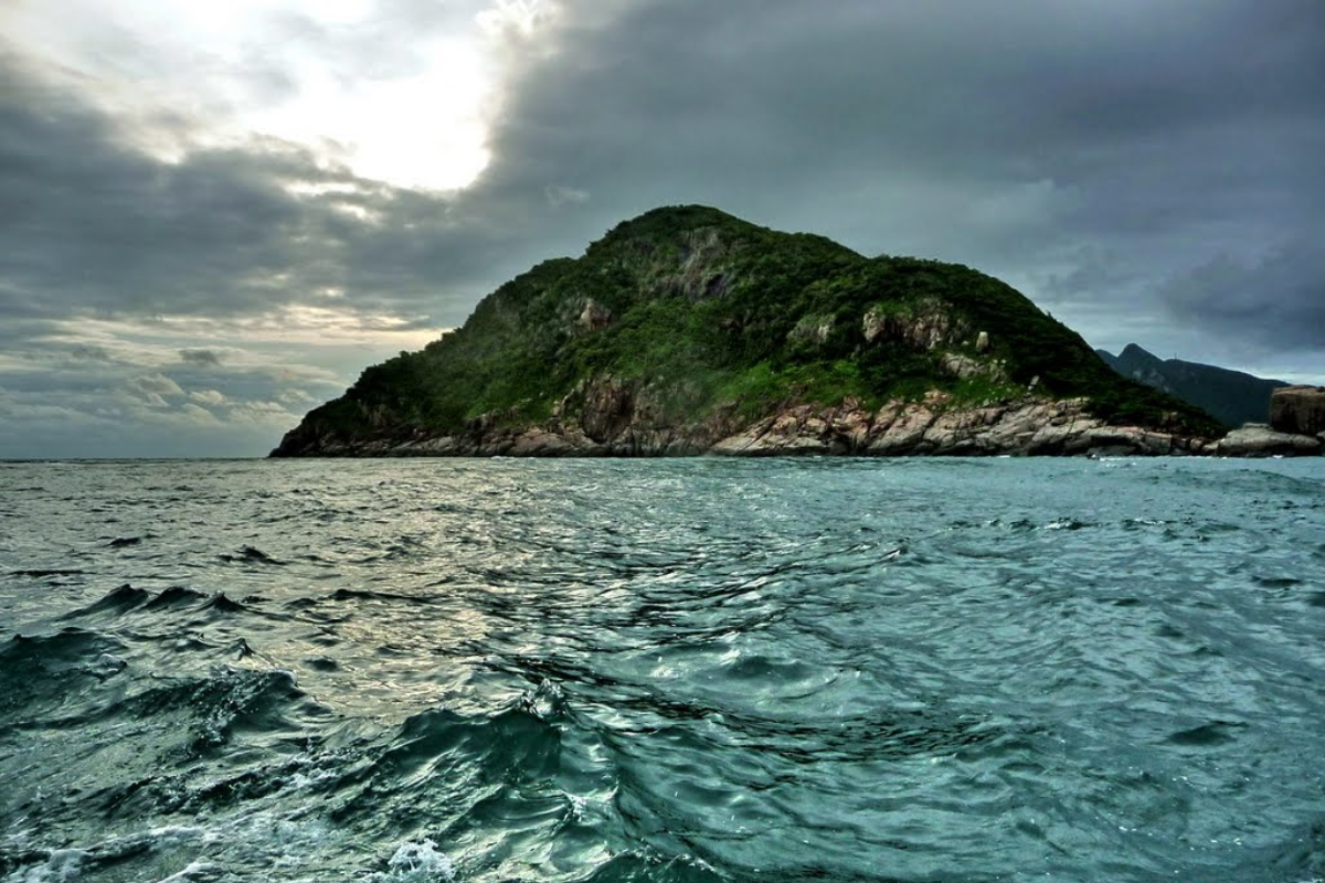 Peaceful sunset over Trac and Tai Islands, reflecting the legend’s sorrow and beauty